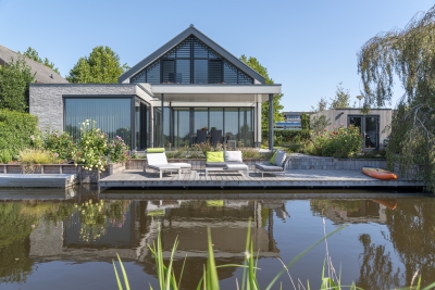 Strakke moderne tuin: één geheel met de woning